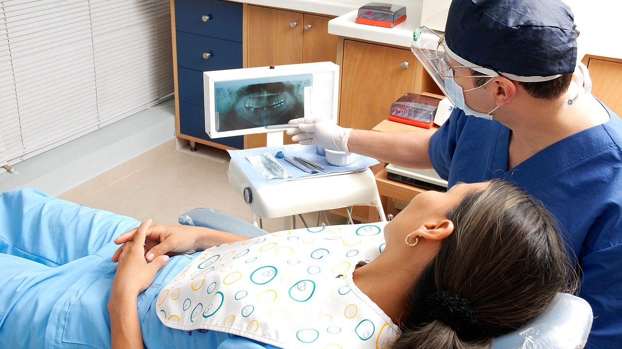 cropped dentist 1639683 1280